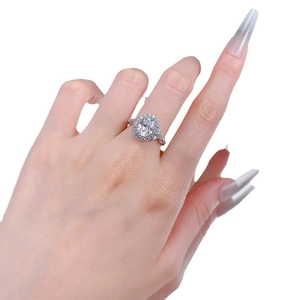 Luxuriöser S925 Silberring mit einem 1,5 Karat ovalen Halo-Diamanten an der Hand