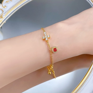 Détail du bracelet en argent S925 doré avec cornaline rouge et breloque croix zircon