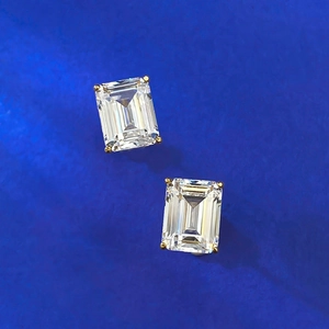 Boucles d'oreilles classiques en pierre taille émeraude avec monture plaquée or 18 carats