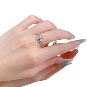 Elegant S925 sterling silver V-shaped crown ring with a pear-cut centerpiece gemstone