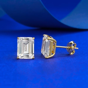 Macro des boucles d'oreilles en argent 925 avec pierres taille émeraude et dorure luxe