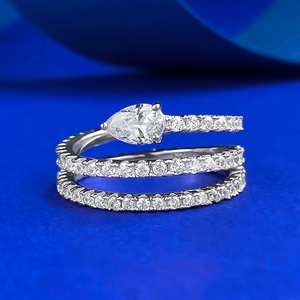 Funkelnder S925 Silber-Lagenring mit großem Tropfenstein und Pavé-Diamanten besetzt