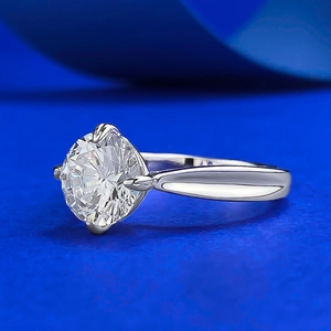 Bague classique en argent S925 avec pierre ronde 8,0 mm et serti 4 griffes sur fond bleu