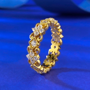 Bague vintage dorée avec motif fleur de lys, zircons et design ajouré