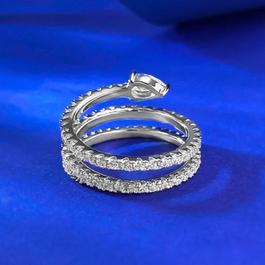 Nahaufnahme des S925-Silber-Schlangenrings mit Mehrlagen-Pavé und birnenförmigem Zirkon