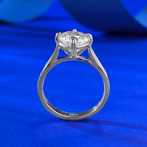 Bague classique en argent S925 avec diamant rond de 8mm et sertissage à quatre griffes
