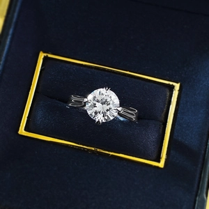 Gros plan détaillé de la bague en argent de 8mm dans son écrin cadeau en velours bleu