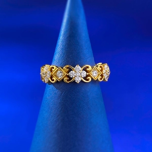 Vue détaillée d'une bague fleur d'iris vintage en or avec gravures et zircons blancs