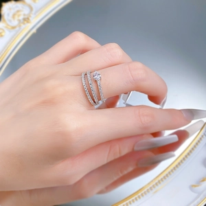 Makroaufnahme: S925 Silberring mit Tropfen-Zirkon und Pavé-Diamanten im Lagen-Design