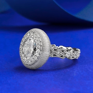 Bague vintage en argent S925 avec halo ovale, métal brossé et gravure florale élégante