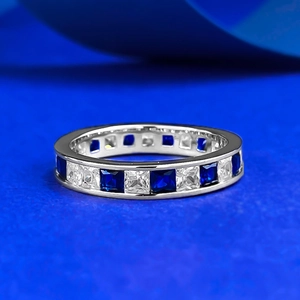 Bague éternité en argent S925 avec zircons bleus et blancs en taille princesse carrée