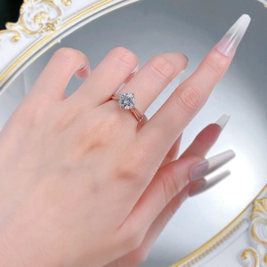 Bague classique en argent 925 avec un diamant rond brillant de 8,0 mm serti à griffes
