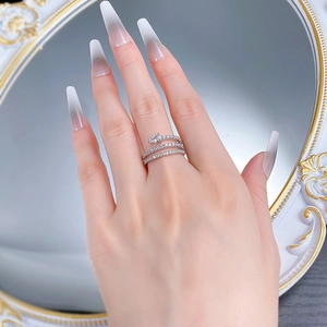 Makro-Detail des S925 Silber Schlangenrings mit birnenförmigem Stein und Pavé-Diamantbesatz