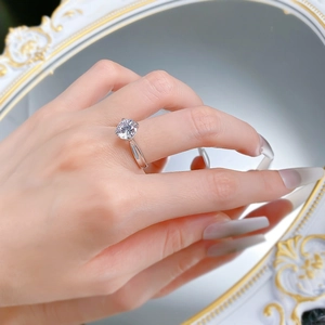Bague classique en argent S925 avec un solitaire rond de 8 mm serti de quatre griffes