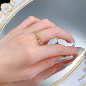 Détail macro de la bague iris en argent S925 avec diamants et finition dorée élégante