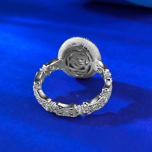 Détail macro de la bague en argent S925 montrant le travail artisanal de la base en rose