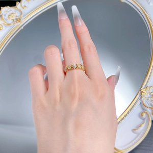 Vue détaillée d'une bague iris en argent S925 avec finition dorée antique et zircons