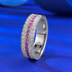 Bague éternité en argent S925 avec zircons roses et blancs sur un fond bleu texturé