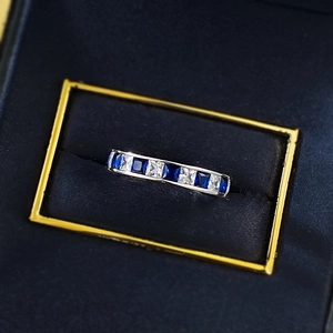 Bague éternité en argent avec saphir bleu princesse et zircone en coffret de luxe