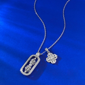 Collier avec pendentif Vajra en argent S925 et zircons blancs sur fond bleu profond