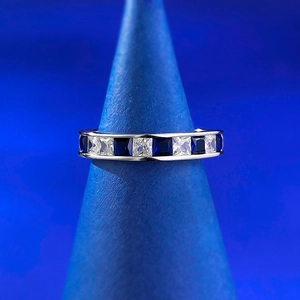 Détail de la bague en argent avec saphirs bleus taille princesse et oxydes de zirconium