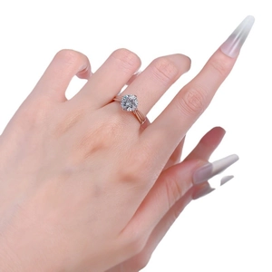 Bague élégante en argent S925 avec diamant rond de 8mm en or rose sur le doigt