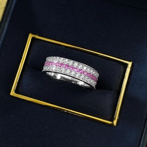 Bague large en argent S925 avec cinq rangées de gemmes roses et blanches en coffret cadeau