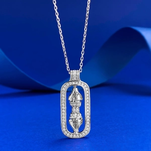 Collier avec pendentif Vajra rotatif en argent et zircons sur fond de soie bleue