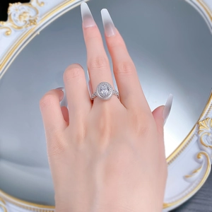 Gros plan sur bague ovale en argent S925 vintage avec motifs floraux gravés complexes