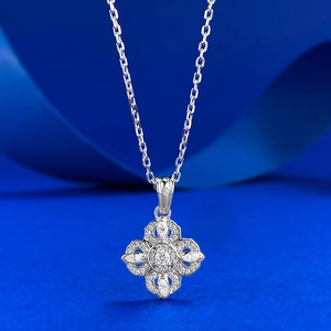 Collier avec pendentif trèfle à quatre feuilles en argent S925 et diamants sur soie