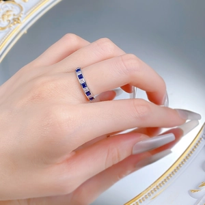 Vue macro de la bague en argent S925 avec zircons bleus et blancs en taille princesse