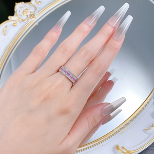 Détail de la bague en argent S925 avec trois rangées de pierres roses et blanches