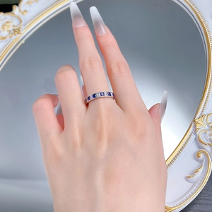 Bague élégante en argent avec saphirs bleus et zircons blancs en taille princesse