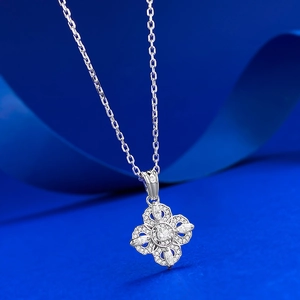 Détail macro d'un pendentif vajra en argent S925 avec diamants sur fond de soie bleue