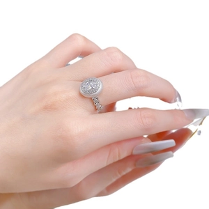 Bague en argent S925 avec diamant ovale et pavé portée au doigt d'un mannequin