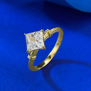 Bague minimaliste en argent S925 doré avec zircon cubique carré sur fond bleu foncé