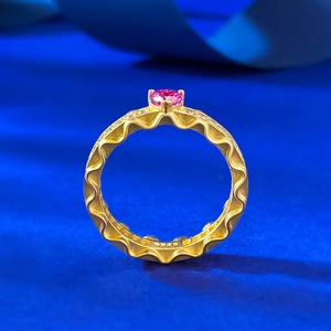 S925 gold-plated wavy ring with pink heart-shaped stone and sparkly zircon stones