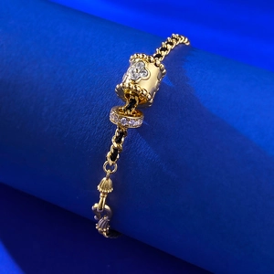 Nahaufnahme von S925 Silberarmband mit goldenen Kleeblatt-Perlen auf blauem Halter