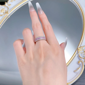 Détail macro de la bague en argent S925 avec trois rangées de zircons roses et blancs
