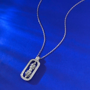 Gros plan du collier pendentif vajra en argent S925 serti de strass sur fond bleu foncé