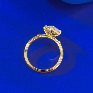 Vue latérale macro d'une bague dorée avec un oxyde de zirconium de coupe carrée