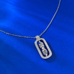 Détail macro du collier pendentif sceptre Vajra en argent S925 avec cristaux pavés