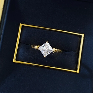 Bague élégante en argent S925 doré avec cristal de taille princesse dans un écrin de luxe
