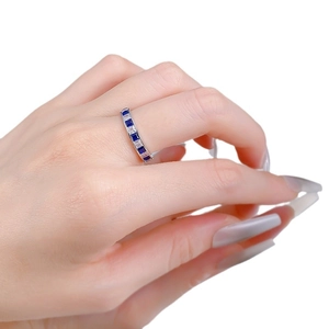 Bague en argent S925 avec saphir bleu taille princesse et oxydes de zirconium blancs