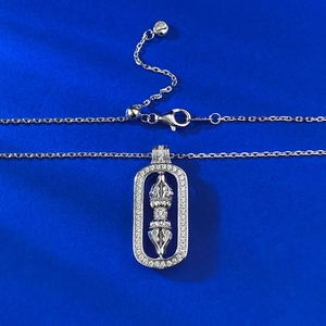 Détail macro du collier Vajra en argent S925 avec zircons étincelants incrustés