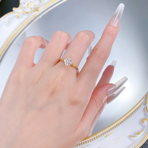 Gros plan d'une bague en argent S925 doré avec diamant carré et anneau texturé