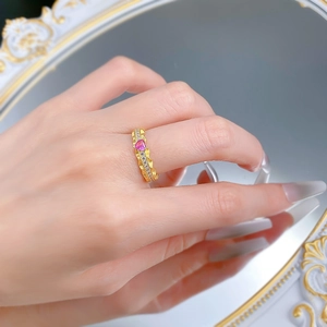 Detailed view of wave-shaped S925 gold-plated ring with a heart pink diamond and accent stones