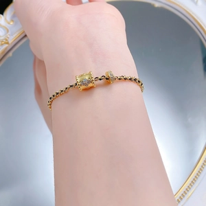 Detailansicht des S925 Silberarmbands mit geflochtener Kette und Kleeblatt-Goldperlen