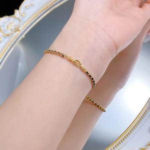 Nahaufnahme von S925 Silberarmband mit Gold-Finish und Fischhaken-Verschluss am Handgelenk