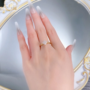 Détail d'une bague en argent S925 plaqué or avec zircon carré et serti à quatre griffes